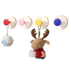 Crochets muraux colorés avec de charmants pendentifs en peluche pour votre couloir.