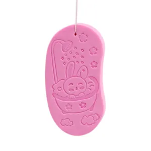 Süßer rosa Baby Badeschwamm mit Kordel zum Aufhängen und niedlichem Hasen-Design für die Dusche.