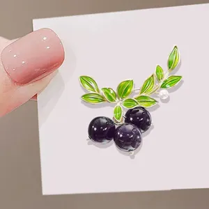 Exquisita broche de arándano moda alta gama fruta pin diseño de nicho elegante ropa corsage