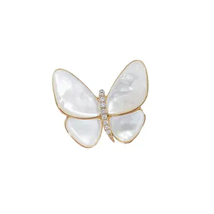 Élégante broche papillon en nacre avec corps en cristal scintillant, épingle dorée chic.