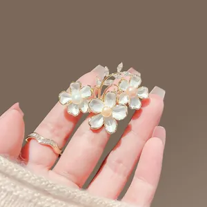 Squisita spilla di perle di fiori in stile cinese con petali di madreperla per cappotto da donna.