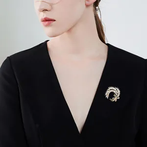 Elegant wheat ear brooch with sparkling rhinestones, perfect for cardigans and blazers.