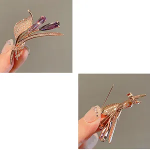 Dettaglio di una spilla a forma di fiore in oro rosa con cristalli viola e zirconi scintillanti.