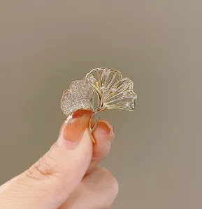 Detailaufnahme der glänzenden Strass Ginkgo Blatt Brosche, funkelnde Kristalldetails.