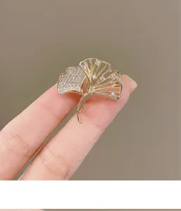 Detailaufnahme einer zarten Strass Ginkgoblatt Brosche, elegantes modisches Schmuck Accessoire.