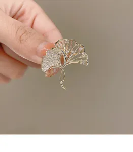 Nahaufnahme der Strass Ginkgo Blatt Brosche, zeigt funkelndes Kristall Detail.