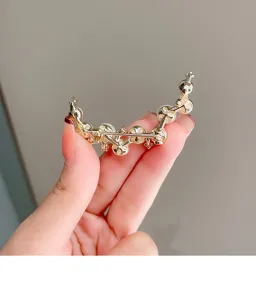 Elegant pearl crescent brooch for women, minimalist suit pin and chic apparel accessory.