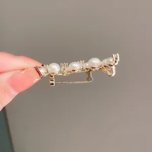 Elegant pearl crescent brooch for women minimalist suit pin accessories fashion jewelry