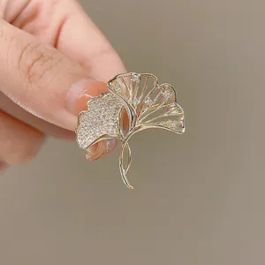 Elegante Ginkgoblatt Brosche mit Strasssteinen, goldfarbene luxuriöse Anstecknadel für Damen.
