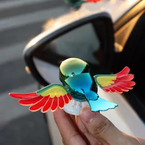 Niedlicher fliegender Vogel als Auto-Dekoration, kreatives Zubehör für das Armaturenbrett.