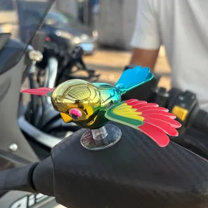 Begleitender Vogel Motorrad Helm Ornament kreative glänzende Metalldekoration Detail Ansicht