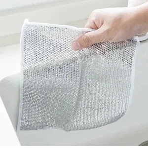 Gros plan détaillé sur le chiffon de vaisselle en fil d'argent montrant sa texture de maille.