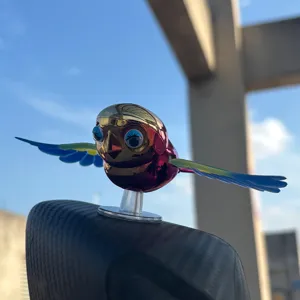 Detailansicht des niedlichen fliegenden Vogel Helmornaments, kreatives farbenfrohes Autodekor.