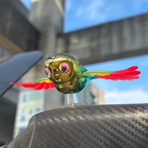 Süßer Vogel Schmuck für Motorradhelm Dekoration mit goldenem Körper und roten Flügeln.
