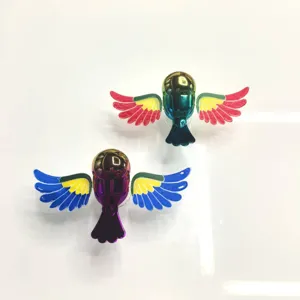 Niedliche vogel helm dekoration, kreative motorrad und auto ornament zubehör mit bunten flügeln.
