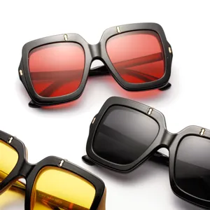 Gafas de sol cuadradas de gran tamaño con lentes de colores rojo, negro y amarillo.