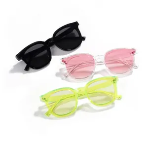 Vue détaillée de lunettes de soleil rétro polygonales en noir, rose dégradé et jaune fluo