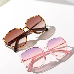Gros plan de lunettes de soleil vintage polygone en styles écaille et dégradé rose