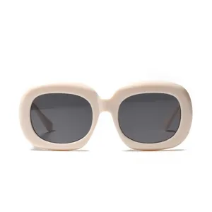 Lunettes de soleil ovales rétro à monture crème avec verres gris foncé, design classique.