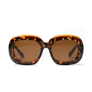 Lunettes de soleil oversize classiques à motif écailles avec verres marron et monture.