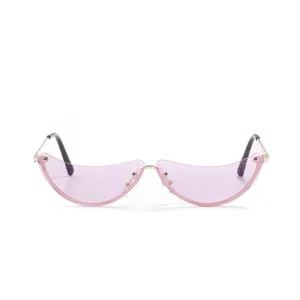 Trendy randloze halve maan zonnebril met roze glazen en een goudkleurig metalen frame.