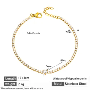 Detail van een gouden roestvrijstalen tennisarmband met hartsteen en afmetingen