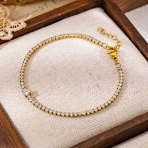 Detailopname van minimalistische gouden tennisarmband van roestvrij staal met kristallen
