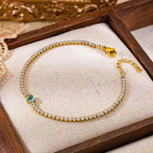 Elegante vergulde tennisarmband met sprankelende witte en blauwe hartvormige zirkonia's