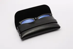 Schwarze Mode-Sonnenbrille mit blauen Gläsern in einer eleganten Leder-Schutztasche