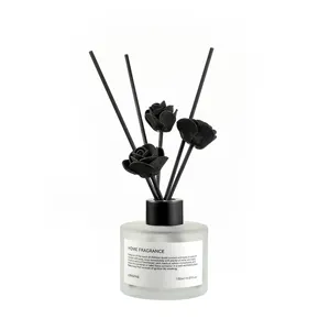 Prachtig detail van zwarte bloem diffuser glazen fles voor minimalistische huisdecoratie.