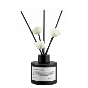 Minimalistische zwarte geurstokjes met witte bloemstokjes voor huis- en kamerdecore.