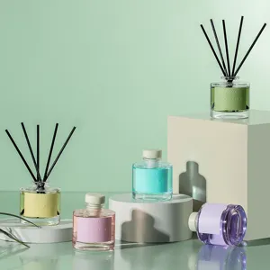 Set di diffusori a bastoncini moderni con oli essenziali su eleganti supporti bianchi