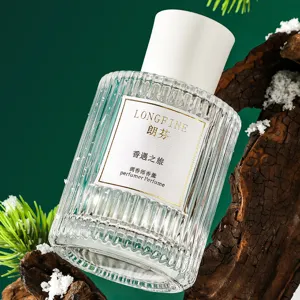 Difusor de aroma floral madera de cedro botella de vidrio vista principal perfume de hogar