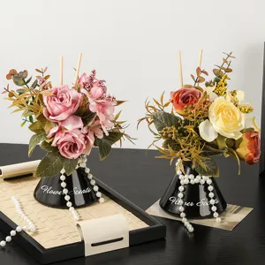 Ornamento floreale per aromaterapia senza fiamma, vaso nero con rose finte e perle.