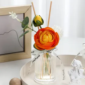 Difusor de aromas decorativo con flores artificiales, botella de vidrio y varillas.