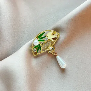 Broche éventail rétro de style chinois avec feuilles en émail vert, perles et strass étincelants.