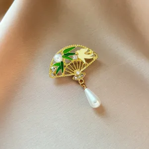 Broche éventail de style chinois exquise avec bambou en émail vert, strass et perle.