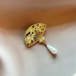 Exquis détail de broche de perle d'éventail de style chinois, élégant accessoire en or.