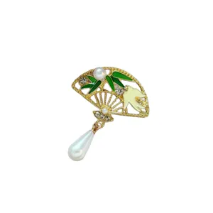 Broche éventail de style traditionnel chinois avec perles, feuilles de bambou et strass.