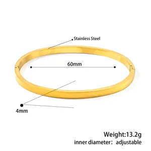 Detailansicht eines goldfarbenen Edelstahlarmreifens mit 4 mm Breite und 60 mm Durchmesser.