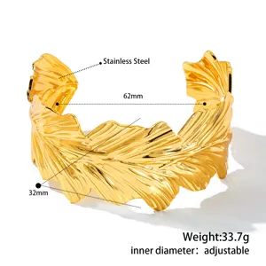 Detailaufnahme einer 18K vergoldeten Edelstahl-Manschette mit Blattmuster und Maßen