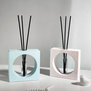 Geometrische gipsen aromadiffuser met proefbuis en zwarte rietjes voor in huis