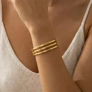 Detailansicht von drei eleganten, mit 18 Karat vergoldeten Edelstahlarmbändern im Bambus-Stil