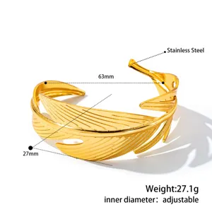 Detailaufnahme eines goldenen Federblatt-Armreifs mit verstellbarem Edelstahl-Design