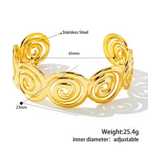 Detailansicht des 18K vergoldeten Edelstahl-Manschettenarmbands mit Spiralmuster