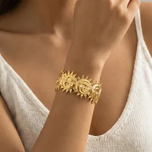 Detail des himmlischen Sonnen- und Mondgesicht-Armreifs aus 18K vergoldetem Edelstahl