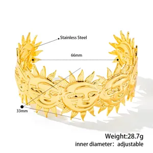 Detailansicht des vergoldeten Sonnenmanschetten-Armbands mit Maß- und Gewichtangaben.