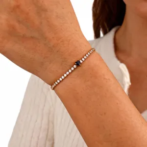 Gedetailleerde close-up van een elegante hartvormige zirkoon tennisarmband om een pols