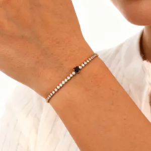 Detailweergave van een elegante hartvormige zirkoon tennisarmband om een vrouwenpols