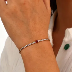 Elegante zilveren tennisarmband met een rode hartvormige zirkonia voor dames-mode.